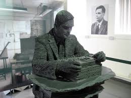 A sculpture of Alan Turing. He was also working in the field of computer intelligence. He had a difficult life. Beause of his homosexuality they forced him to undergo experimental chemical castration. All the misery that they made him go through forced him to take his own life. Een beelhouwwerk van Alan Turing. Hij was een vooruitziende geest op het gebied van singulariteit. Alan Turing had een moeilijk leven. Hij werd vanwege zijn homoseksualiteit gedwongen om experimentele chemische castratie te ondergaan. Alan Turing is erg veel onrecht aangedaan. Hij maakte uiteindelijk een einde aan zijn leven.
