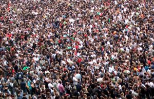 A crowd. In 2050 there will be 9 billion people on Earth. Een mensenmassa. In 2050 zal de wereldbevolking gestegen zijn tot 9 miljard mensen.