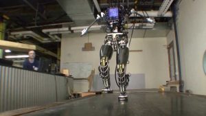A robot in a test centre. singularity. Een robot in en testcentrum. Singulariteit..