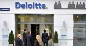 Medewerkers van Deloitte bij het kantoor van Deloitte in Wenen.