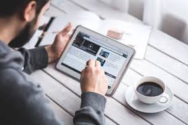 Man bekijkt online advertenties.