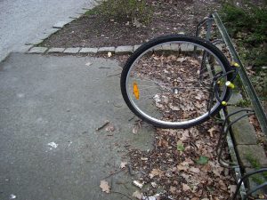 Voorwiel van een gestolen fiets. 