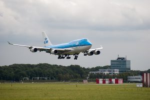Landingsbaan Schiphol, KLM toestel. 