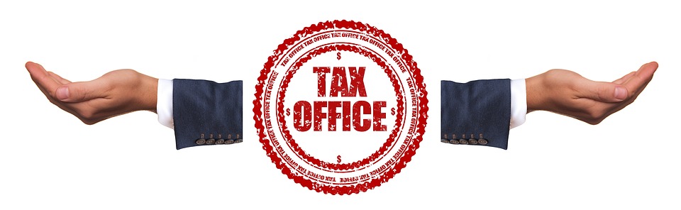 Tax office, belastingdienst, handen. 