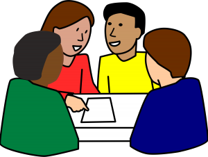 Vier studenten aan een tafel. 