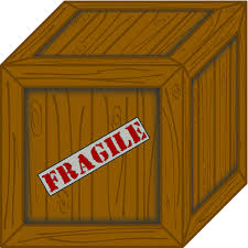 Pakketpost, houten kistje, fragile, breekbaar.