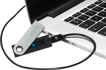 Ledger Nano S aan een laptop gekoppeld