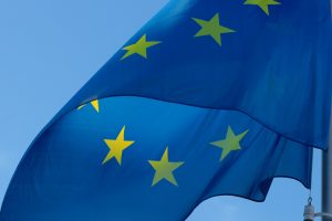 EU vlag, het Europees Parlement en de regulering van Initial Coin Offerings (ICO's).