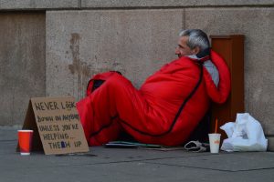 Dakloze man slaapt op straat