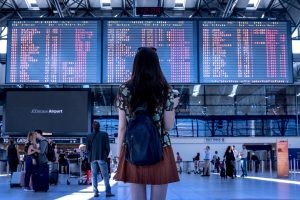 Jonge dame op de luchthaven