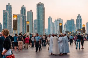 Mensen op een plein in het centrum van Dubai in de Verenigde Arabische Emiraten