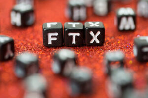 FTX gespeld in letterblokken, Sam Bankman-Fried is de oprichter en CEO van FTX