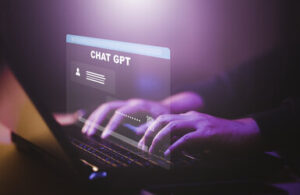 Man gebruikt ChatGPT op laptop