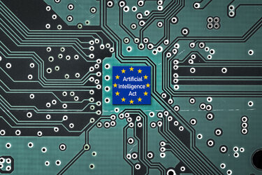 Europese vlag met de tekst AI Act op een moederbord